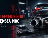 Czy zaślepienie EGR zwiększa moc? Na stole leży turbosprężarka i elementy do jej montażu, w tle warsztat samochodowy.