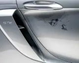 Na srebrnym lakierze Porsche GT4 schodzi lakier bezbarwny, tworząc nieestetyczne plamy. Jak naprawić ten problem?