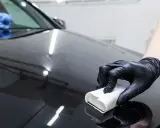 Nakładanie powłoki ceramicznej na czarny lakier. Warto? Zobacz, jak chroni i nadaje blask.
