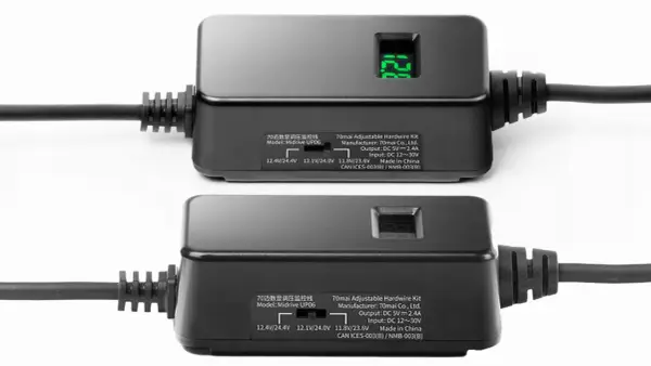 Zestaw 70mai hardwire kit jak podłączyć. Dwa moduły z wyświetlaczem LED i oznaczeniami technicznymi.