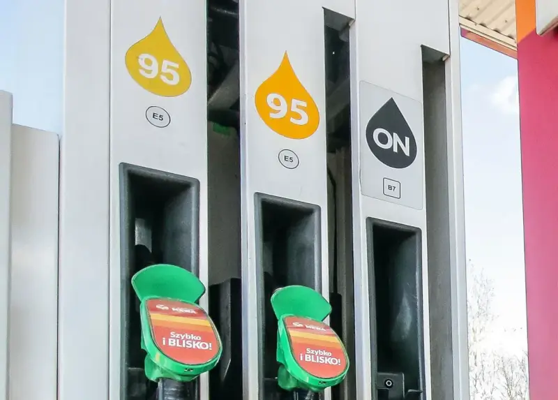 Stacja paliw z dystrybutorami 95 i ON. Dowiedz się, jak zatankować auto, wybierając odpowiednie paliwo.