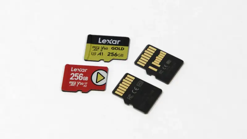 Szukasz idealnej karty do kamery wifi? Oto dwie karty Lexar 256GB, jedna czerwona V30 A2, druga żółta V60 A1.